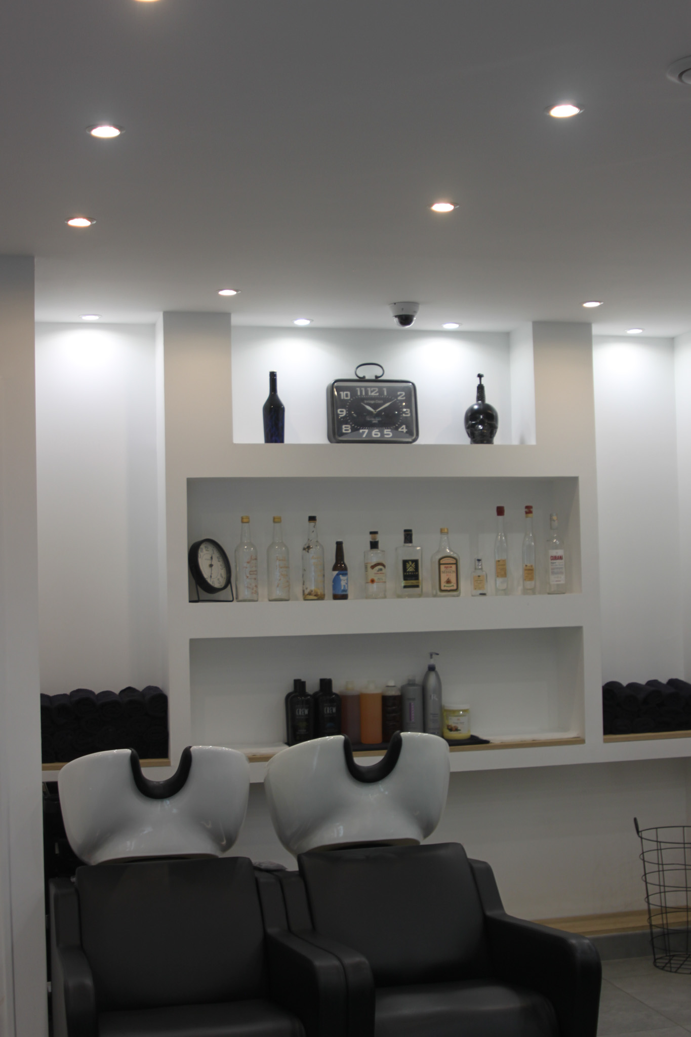 Bacs et espace de soin du salon