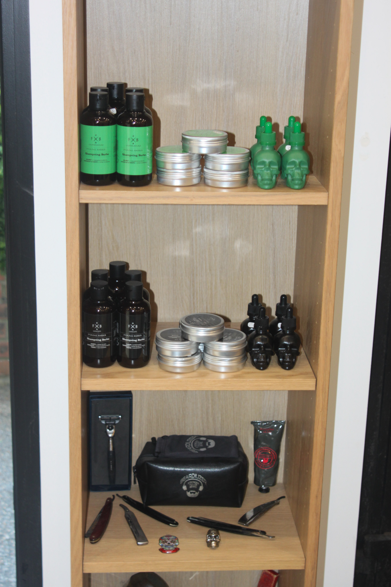 Etagere avec soins barbe et accessoires