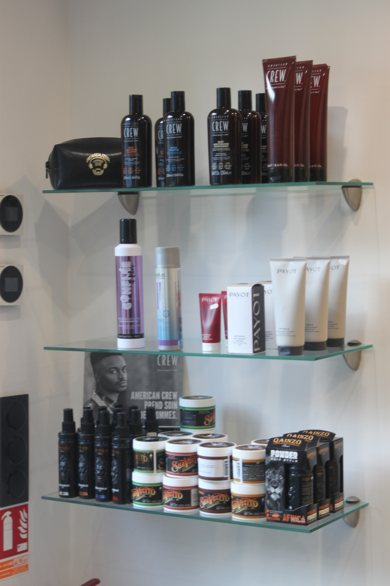Etagere produits dans le salon